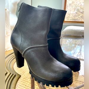 Lola Cruz Leather Zip Boots size 37